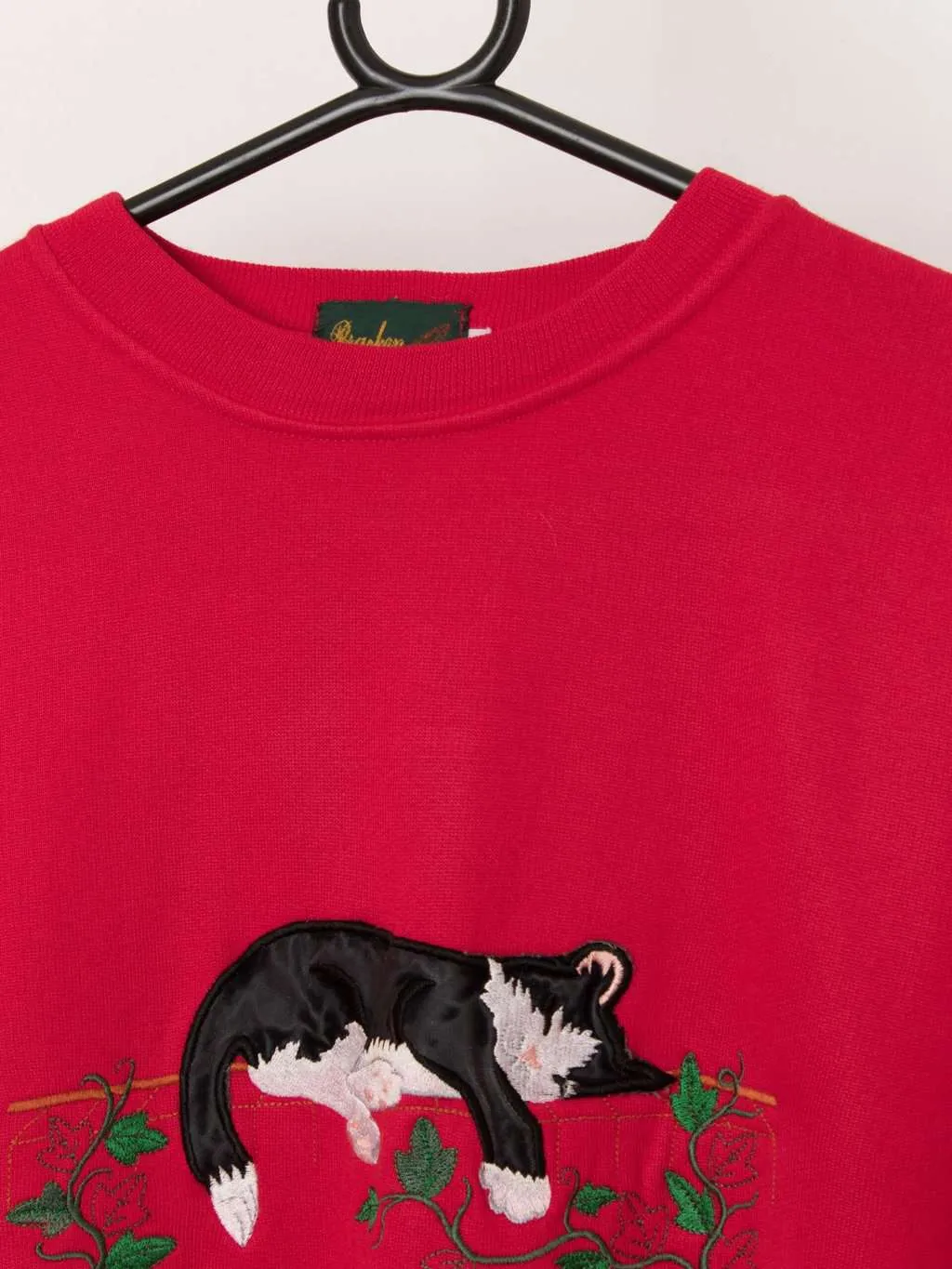 90s vintage sleeping cat sweatshirt in bright red – Medium