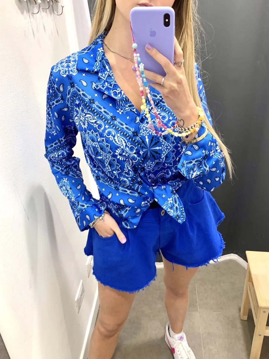 Camicia blu con fantasia bandana