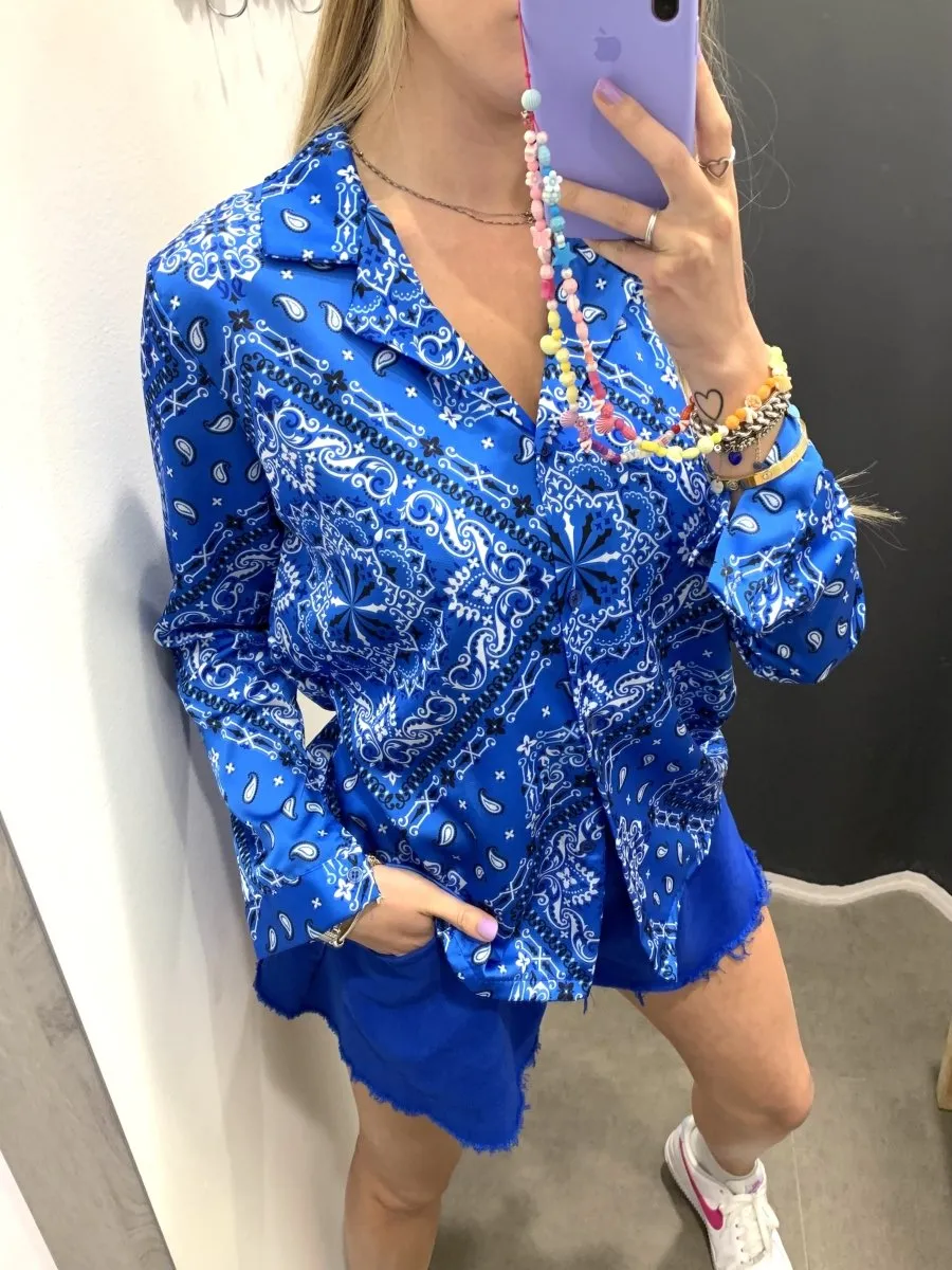 Camicia blu con fantasia bandana