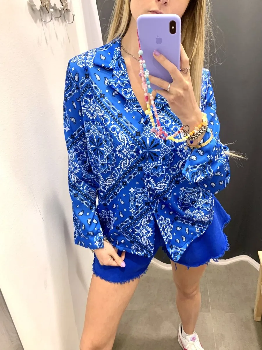 Camicia blu con fantasia bandana