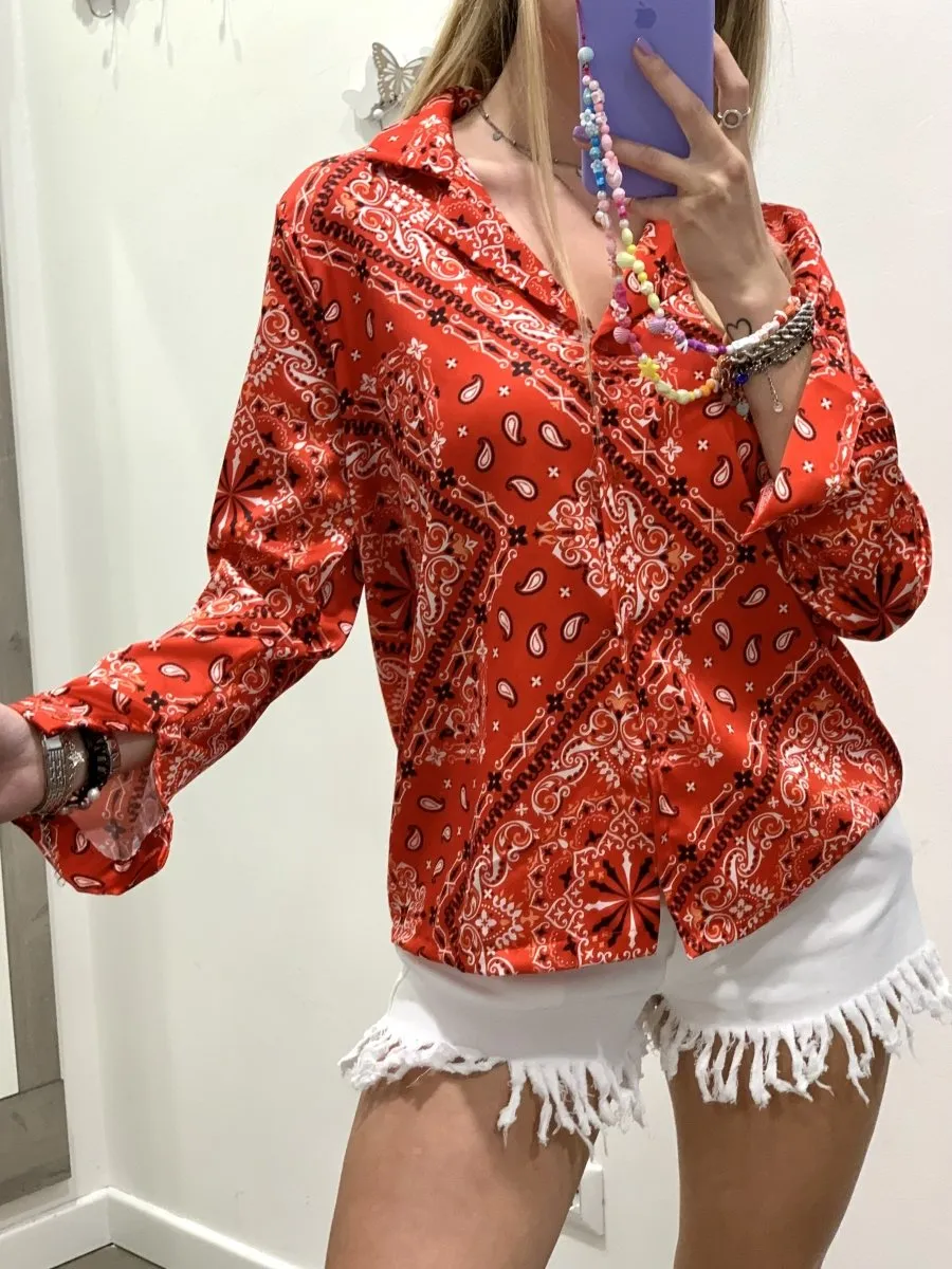 Camicia rossa con fantasia bandana