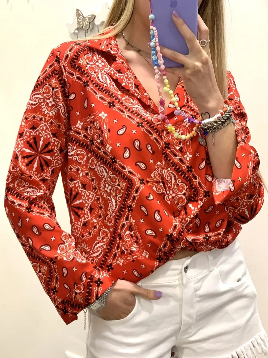 Camicia rossa con fantasia bandana