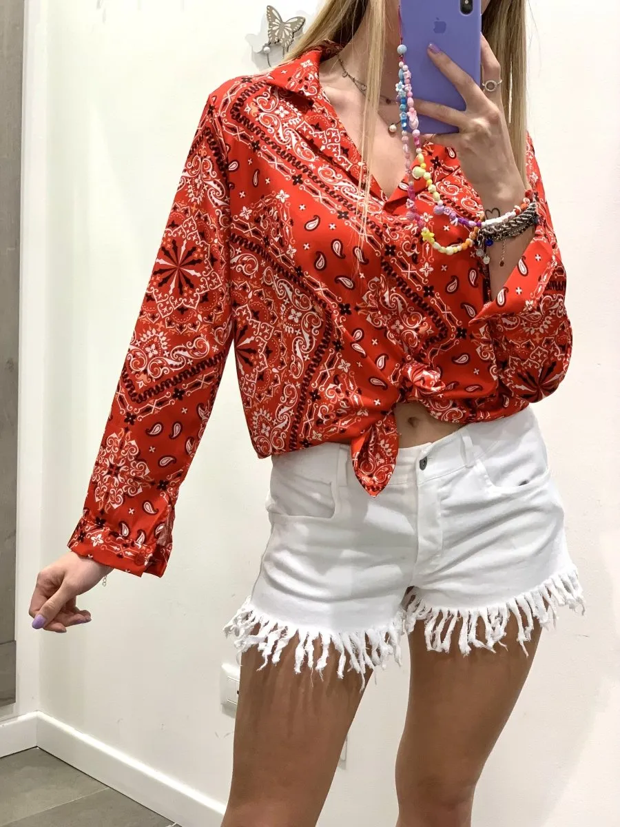 Camicia rossa con fantasia bandana