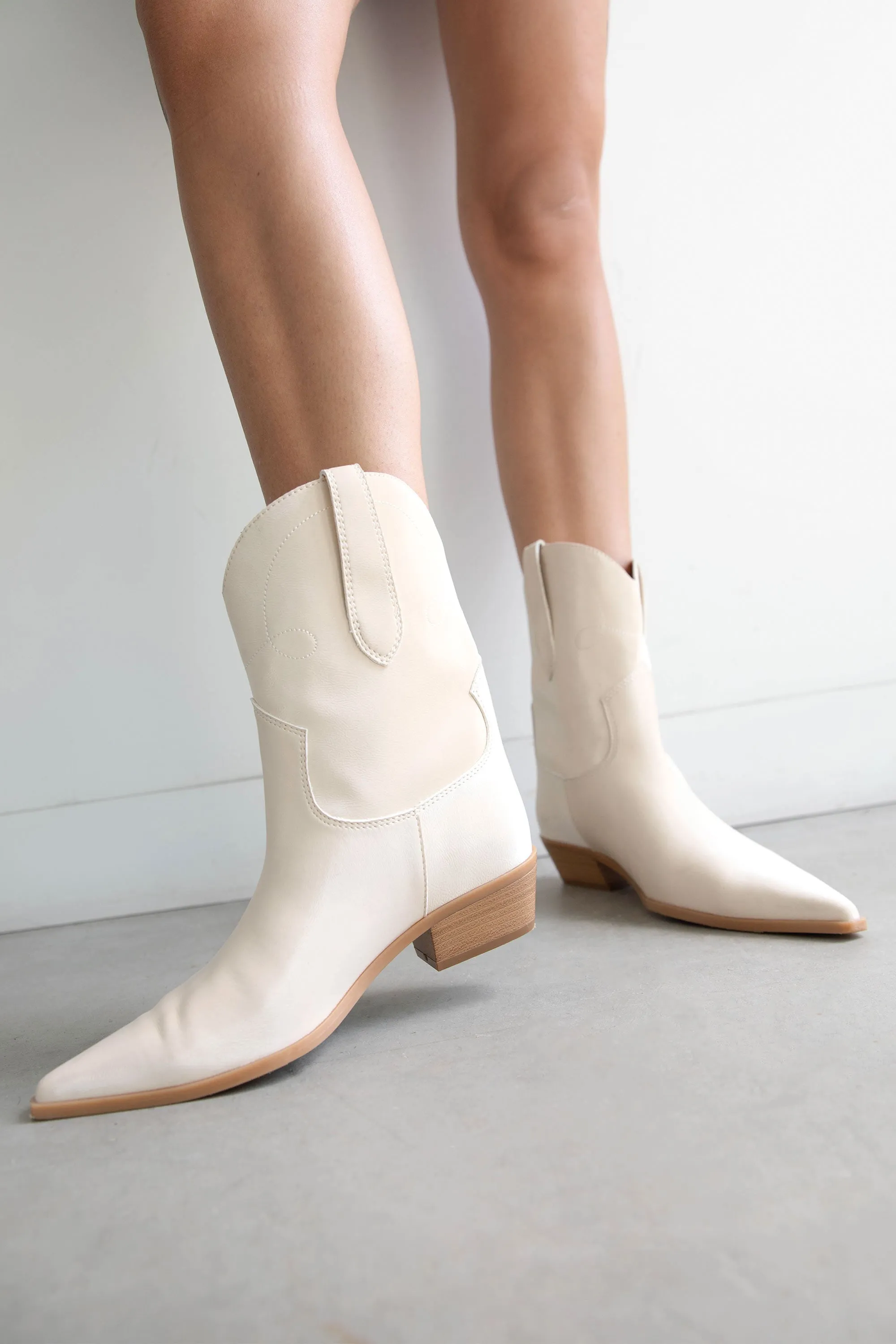 LOW HEEL COWBOY BOOT